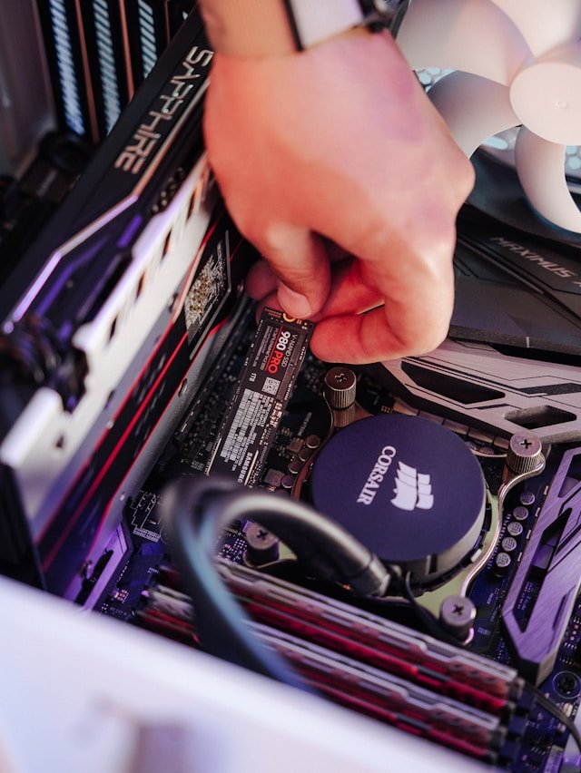 Computer reparatie Veldhoven open pc reparatie werkbank / Photo by <a href="https://unsplash.com/@samsungmemory?utm_source=unsplash&utm_medium=referral&utm_content=creditCopyText">Samsung Memory</a> on <a href="https://unsplash.com/photos/a-person-holding-a-computer-chip-Bqus2dXAuw4?utm_source=unsplash&utm_medium=referral&utm_content=creditCopyText">Unsplash</a>
