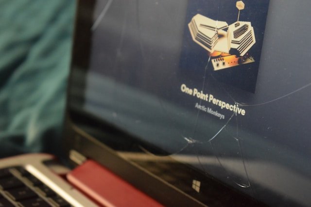 Laptop scherm vervangen Eindhoven reparatie / Photo by <a href="https://unsplash.com/@everybodyhateshellboy?utm_source=unsplash&utm_medium=referral&utm_content=creditCopyText">Ibrahim Elwakeel</a> on <a href="https://unsplash.com/photos/black-microsoft-laptop-DpVVEnUzWfo?utm_source=unsplash&utm_medium=referral&utm_content=creditCopyText">Unsplash</a>