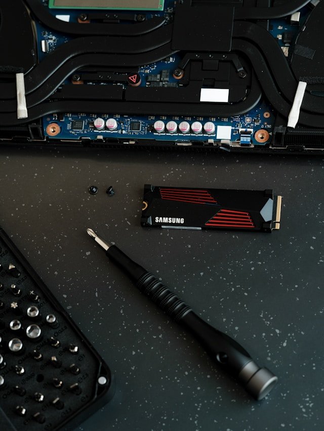 Laptop reparatie Veldhoven open laptop reparatie / Photo by <a href="https://unsplash.com/@samsungmemory?utm_source=unsplash&utm_medium=referral&utm_content=creditCopyText">Samsung Memory</a> on <a href="https://unsplash.com/photos/a-keyboard-and-a-mouse-on-a-table-0dR66ZYdRxI?utm_source=unsplash&utm_medium=referral&utm_content=creditCopyText">Unsplash</a>