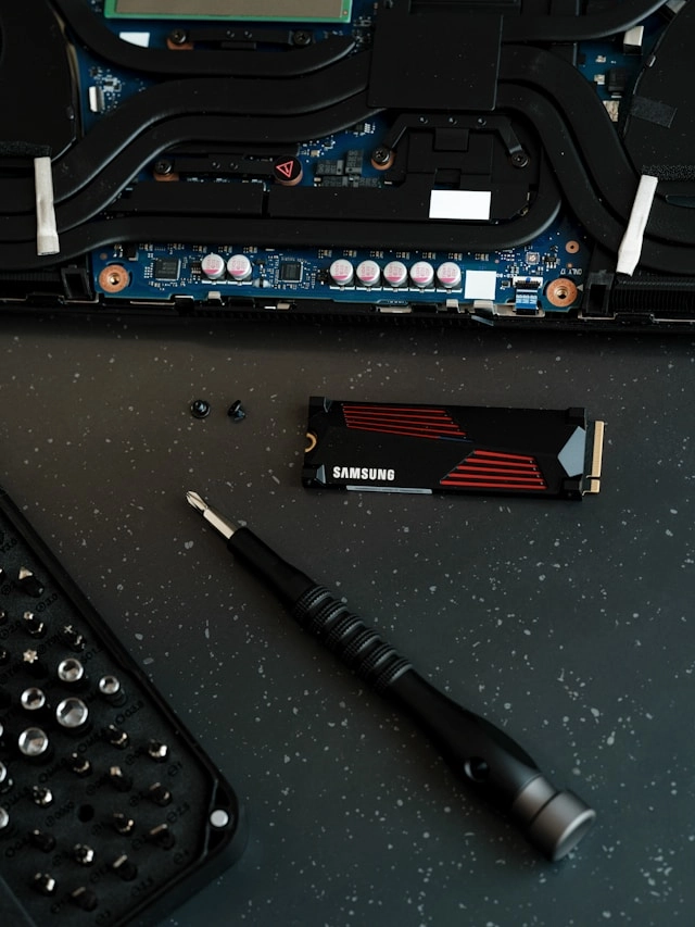 Laptop reparatie Eersel open laptop reparatie / Photo by <a href="https://unsplash.com/@samsungmemory?utm_source=unsplash&utm_medium=referral&utm_content=creditCopyText">Samsung Memory</a> on <a href="https://unsplash.com/photos/a-keyboard-and-a-mouse-on-a-table-0dR66ZYdRxI?utm_source=unsplash&utm_medium=referral&utm_content=creditCopyText">Unsplash</a>