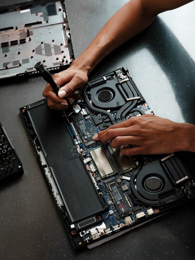 Laptop problemen diagnose Eindhoven laptop reparatie / Photo by <a href="https://unsplash.com/@samsungmemory?utm_source=unsplash&utm_medium=referral&utm_content=creditCopyText">Samsung Memory</a> on <a href="https://unsplash.com/photos/a-person-working-on-a-laptop-with-a-screwdriver-6RcDLyy0s1I?utm_source=unsplash&utm_medium=referral&utm_content=creditCopyText">Unsplash</a>