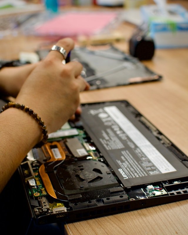 Laptop reparatie Eindhoven open laptop reparatie werkbank / Photo by <a href="https://unsplash.com/@introspectivedsgn?utm_source=unsplash&utm_medium=referral&utm_content=creditCopyText">Erik Mclean</a> on <a href="https://unsplash.com/photos/white-and-black-samsung-signage-aielvGxZB0g?utm_source=unsplash&utm_medium=referral&utm_content=creditCopyText">Unsplash</a>