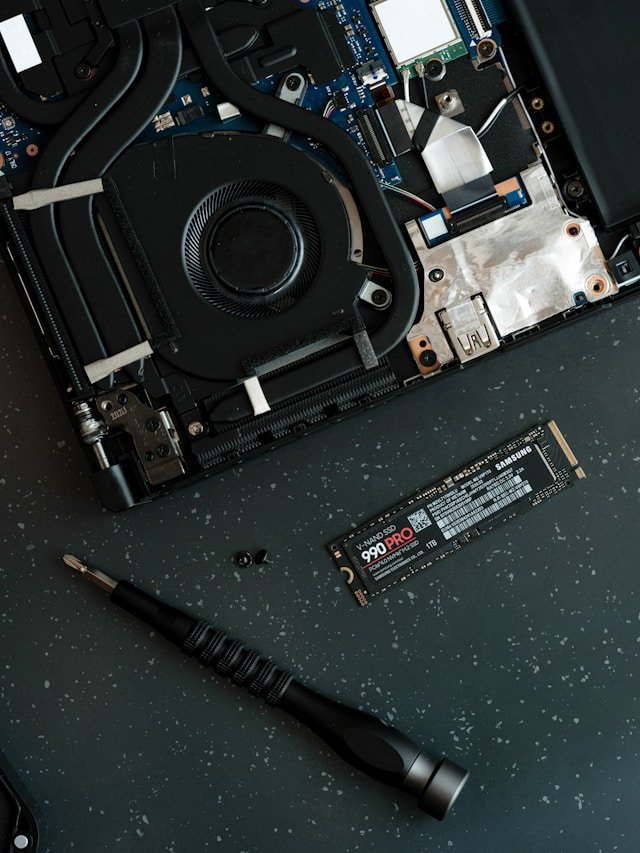 Laptop versnellen Eindhoven SSD upgrade onderhoud / Photo by <a href="https://unsplash.com/@samsungmemory?utm_source=unsplash&utm_medium=referral&utm_content=creditCopyText">Samsung Memory</a> on <a href="https://unsplash.com/photos/a-hard-drive-being-removed-from-the-motherboard-of-a-laptop-d9wfsuJoTk8?utm_source=unsplash&utm_medium=referral&utm_content=creditCopyText">Unsplash</a>