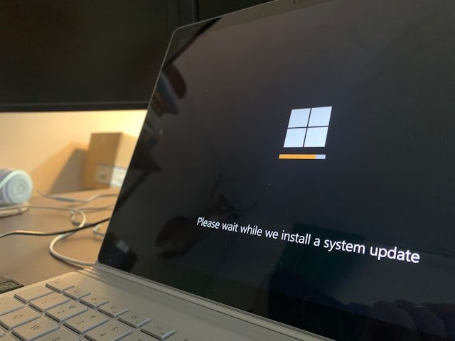 Windows installatie laptop Eindhoven herstel / Photo by <a href="https://unsplash.com/@cbpsc1?utm_source=unsplash&utm_medium=referral&utm_content=creditCopyText">Clint Patterson</a> on <a href="https://unsplash.com/photos/black-and-white-laptop-computer--jCY4oEMA3o?utm_source=unsplash&utm_medium=referral&utm_content=creditCopyText">Unsplash</a>