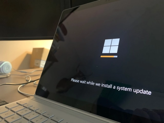Windows installatie en herstel Eersel computer reparatie / Photo by <a href="https://unsplash.com/@cbpsc1?utm_source=unsplash&utm_medium=referral&utm_content=creditCopyText">Clint Patterson</a> on <a href="https://unsplash.com/photos/black-and-white-laptop-computer--jCY4oEMA3o?utm_source=unsplash&utm_medium=referral&utm_content=creditCopyText">Unsplash</a>